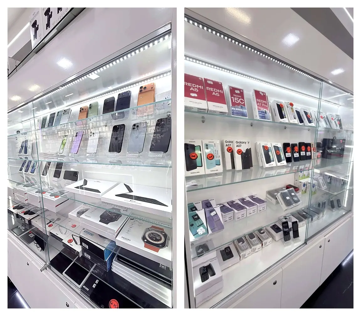 Vitrine met nieuwe en refurbished smartphones, tablets en smartwatches bij Mobile Care