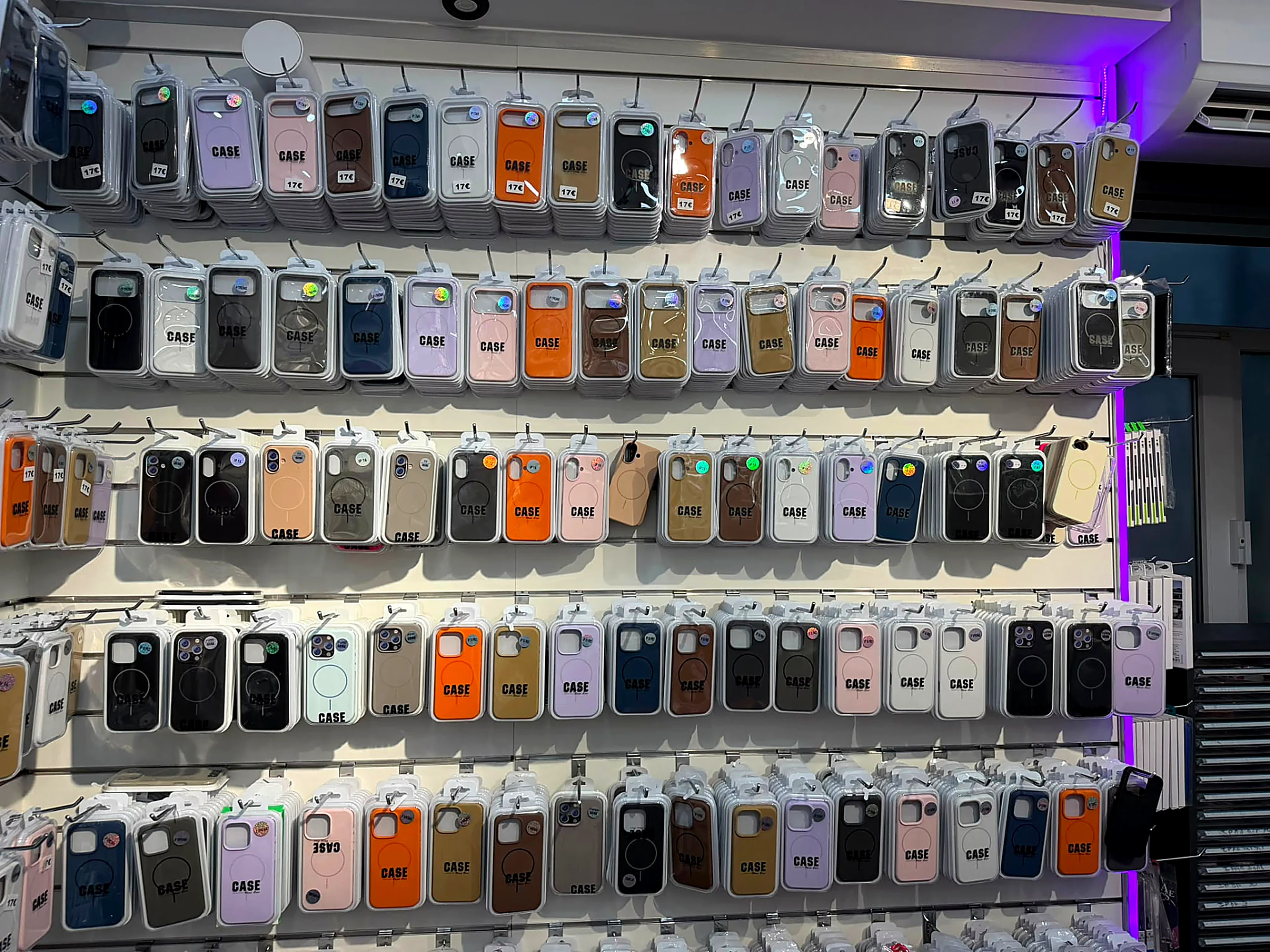 Wand vol gsm-hoesjes en screenprotectors in de winkel op Turnhoutsebaan 111